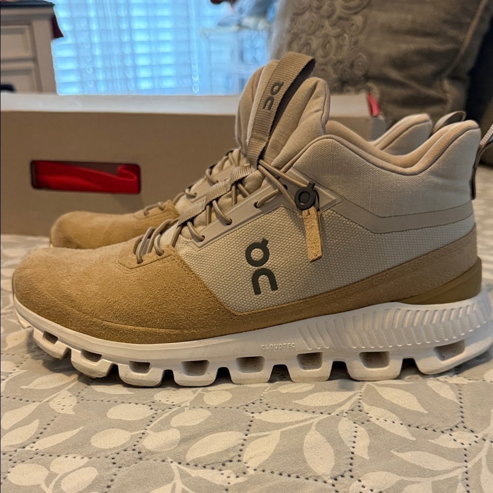 On Running Men's Beige and White Sneakers